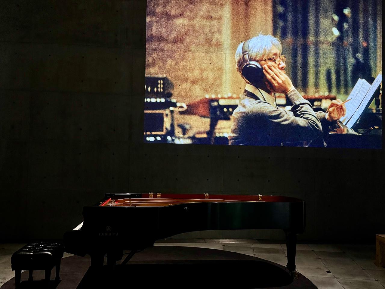 画像2: 展覧会風景 「sakamotocommon OSAKA 1970/2025/大阪/坂本龍一」VS.、2025年 内覧会にて撮影 photo by © cinefil