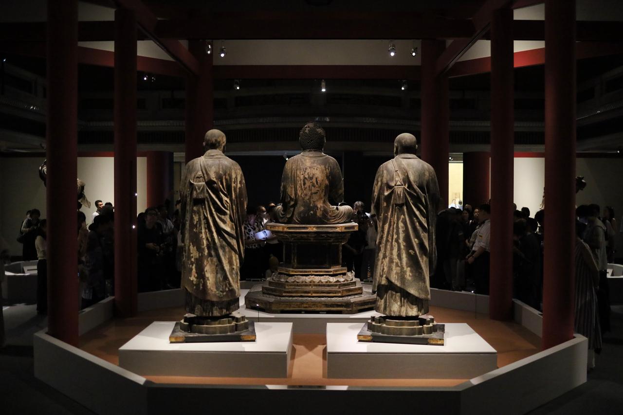 画像: 後ろから。八角形に仕切られた展示スペースは興福寺の北円堂の須弥壇と同じ広さで柱の位置も現地に準ずるが、ただしかなり細い。前方・この写真の柱の向こうに増長天(左)、持国天(右)