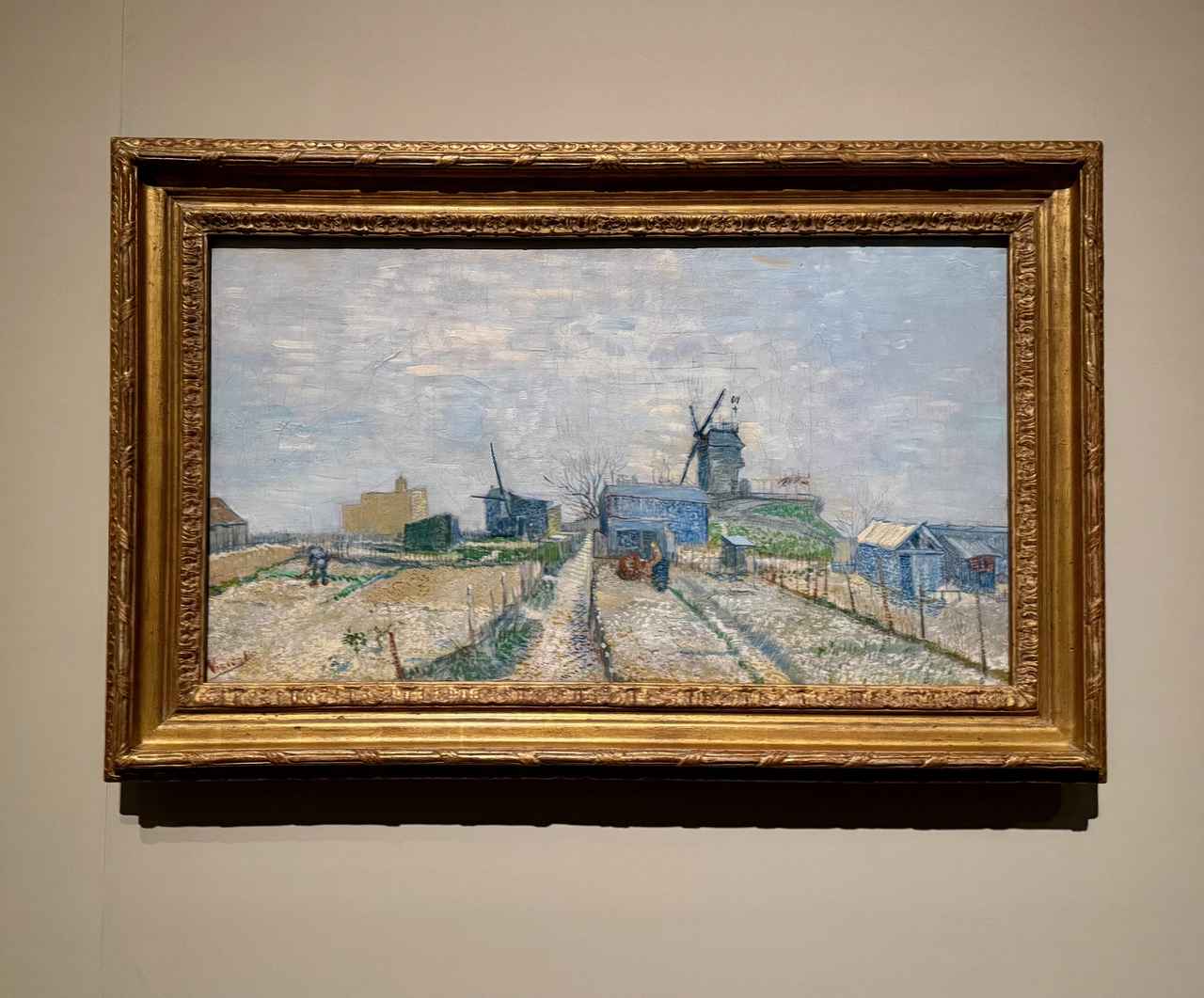 画像: フィンセント・ファン・ゴッホ《モンマルトル:風車と菜園》1887年3-4月 油彩、カンヴァス ファン・ゴッホ美術館、アムステルダム(フィンセント・ファン・ゴッホ財団) 「ゴッホ展 家族がつないだ画家の夢」東京都美術館報道内覧会にて撮影 photo by © cinefil