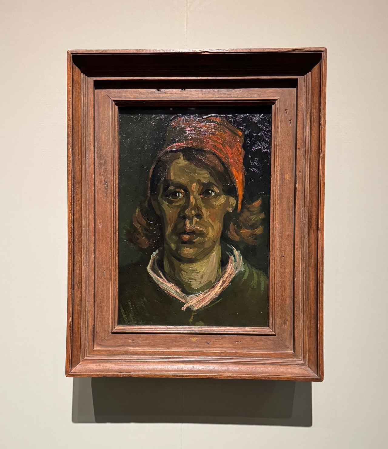 画像: フィンセント・ファン・ゴッホ《女性の顔》1885年4月 油彩、カンヴァス ファン・ゴッホ美術館、アムステルダム(フィンセント・ファン・ゴッホ財団)「ゴッホ展 家族がつないだ画家の夢」東京都美術館報道内覧会にて撮影 photo by © cinefil