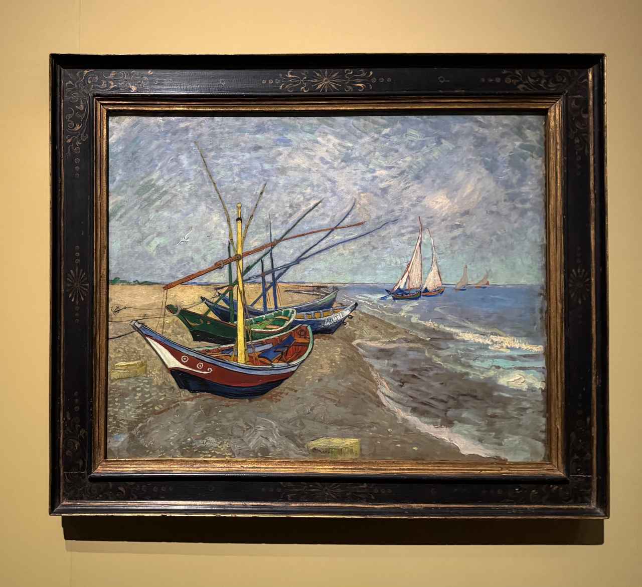 画像: フィンセント・ファン・ゴッホ《浜辺の漁船、サント=マリー=ド=ラ=メールにて》 1888年6月 油彩、カンヴァス 65×81.5cm ファン・ゴッホ美術館、アムステルダム(フィンセント・ファン・ゴッホ財団) 「ゴッホ展 家族がつないだ画家の夢」東京都美術館報道内覧会にて撮影 photo by © cinefil