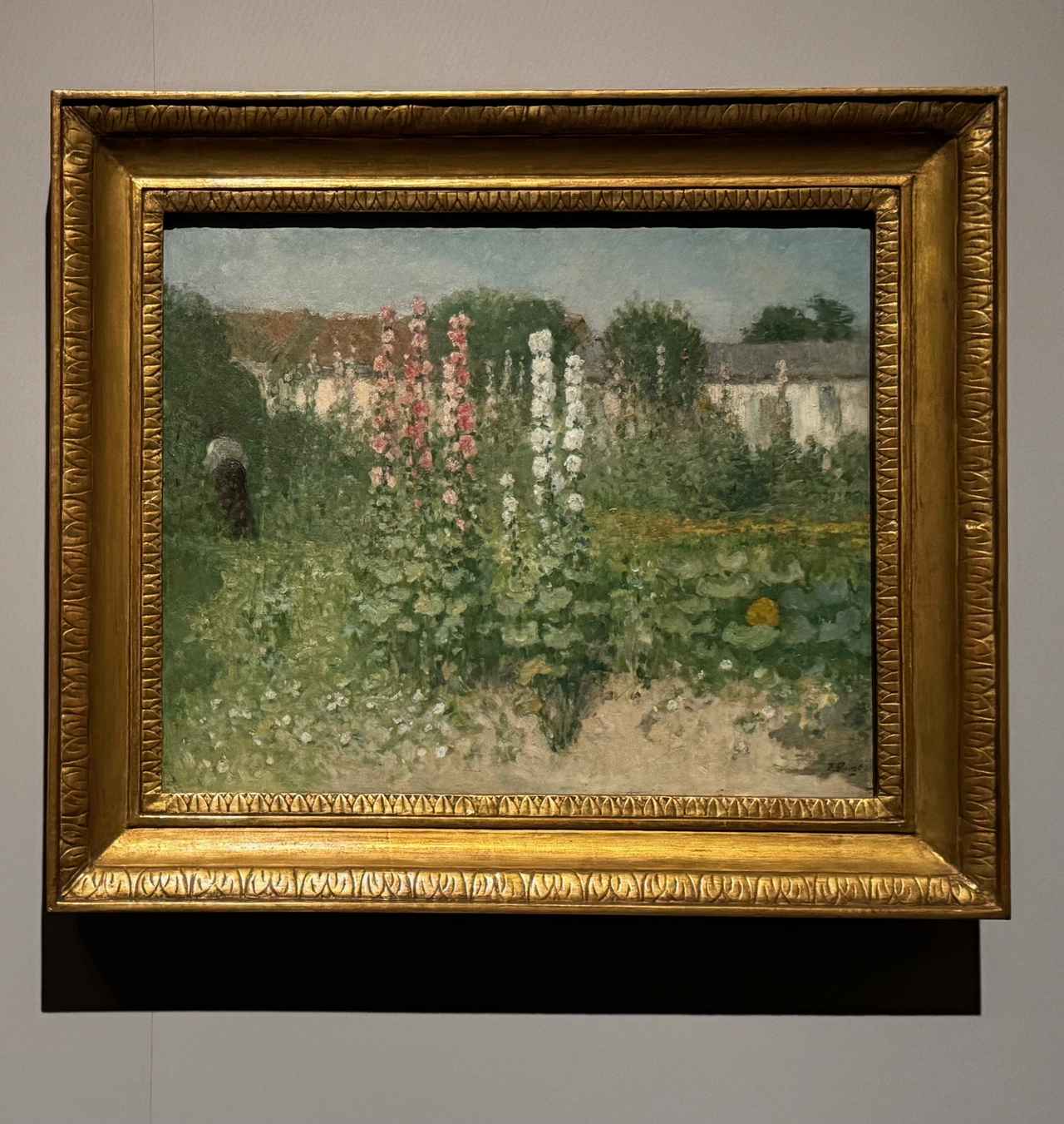 画像: エルネスト・クォスト 《タチアオイの咲く庭》 1886-90年 油彩、板 45.5×55cm ファン・ゴッホ美術館、アムステルダム(フィンセント・ファン・ゴッホ財団) 「ゴッホ展 家族がつないだ画家の夢」東京都美術館報道内覧会にて撮影 photo by © cinefil