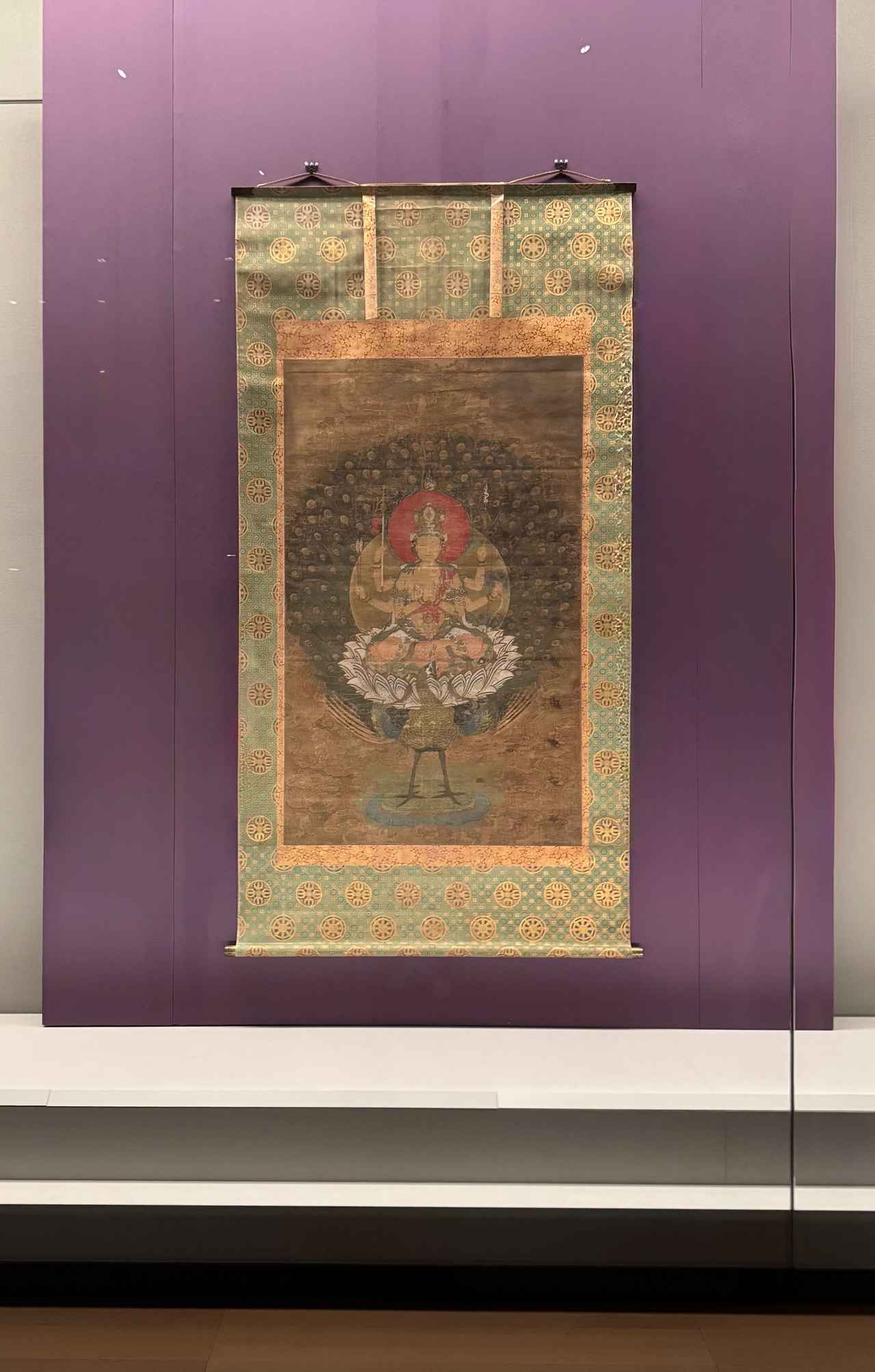 画像: 国宝　孔雀明王像　中国・北宋時代　11～12世紀　京都・仁和寺蔵 前期：9月20日～10月19日　京都国立博物館「特別展　宋元仏画─蒼海（うみ）を越えたほとけたち」報道内覧会にて撮影　photo by © cinefil