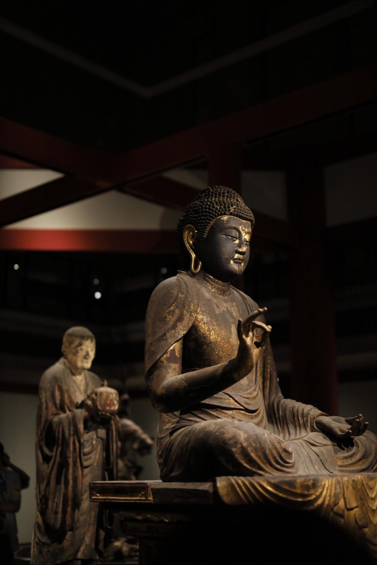 画像: 国宝 弥勒如来坐像 運慶作 鎌倉時代・建暦2年(1212) 奈良・興福寺蔵 北円堂安置 背後に無著菩薩立像、鎌倉時代・健暦2(1212)年頃、国宝