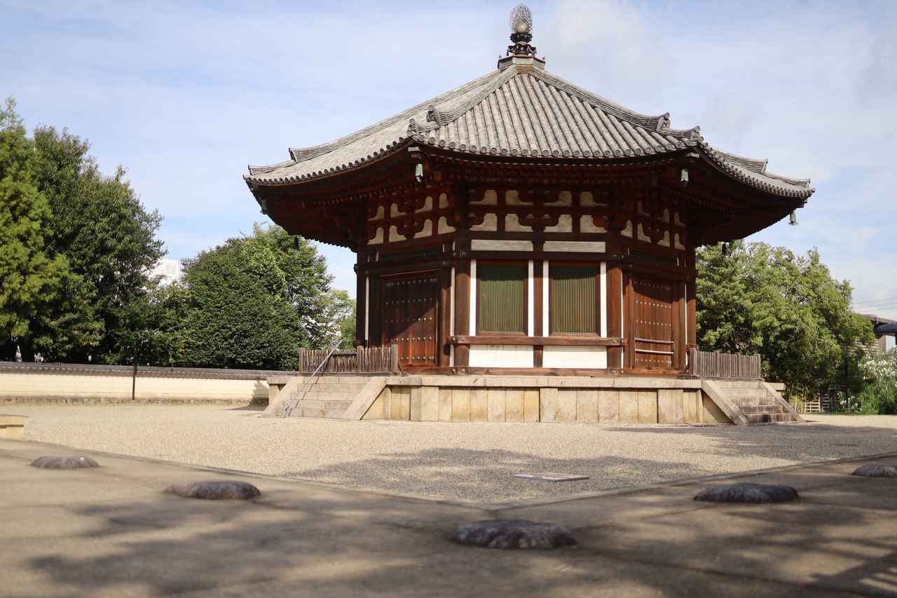 画像: 現在は単立の建物の北円堂だが、創建時には回廊に囲まれ正面に門があり、その礎石を見ることができる