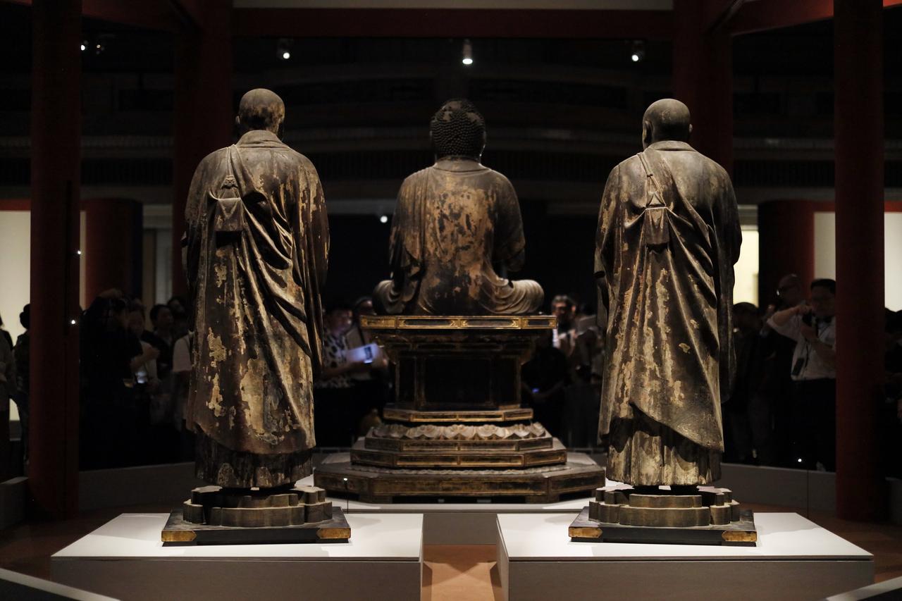 画像: （左から）無著菩薩立像、弥勒如来坐像、世親菩薩立像　すべて国宝 運慶作　鎌倉時代・建暦2年（1212）頃　奈良・興福寺蔵　北円堂安置