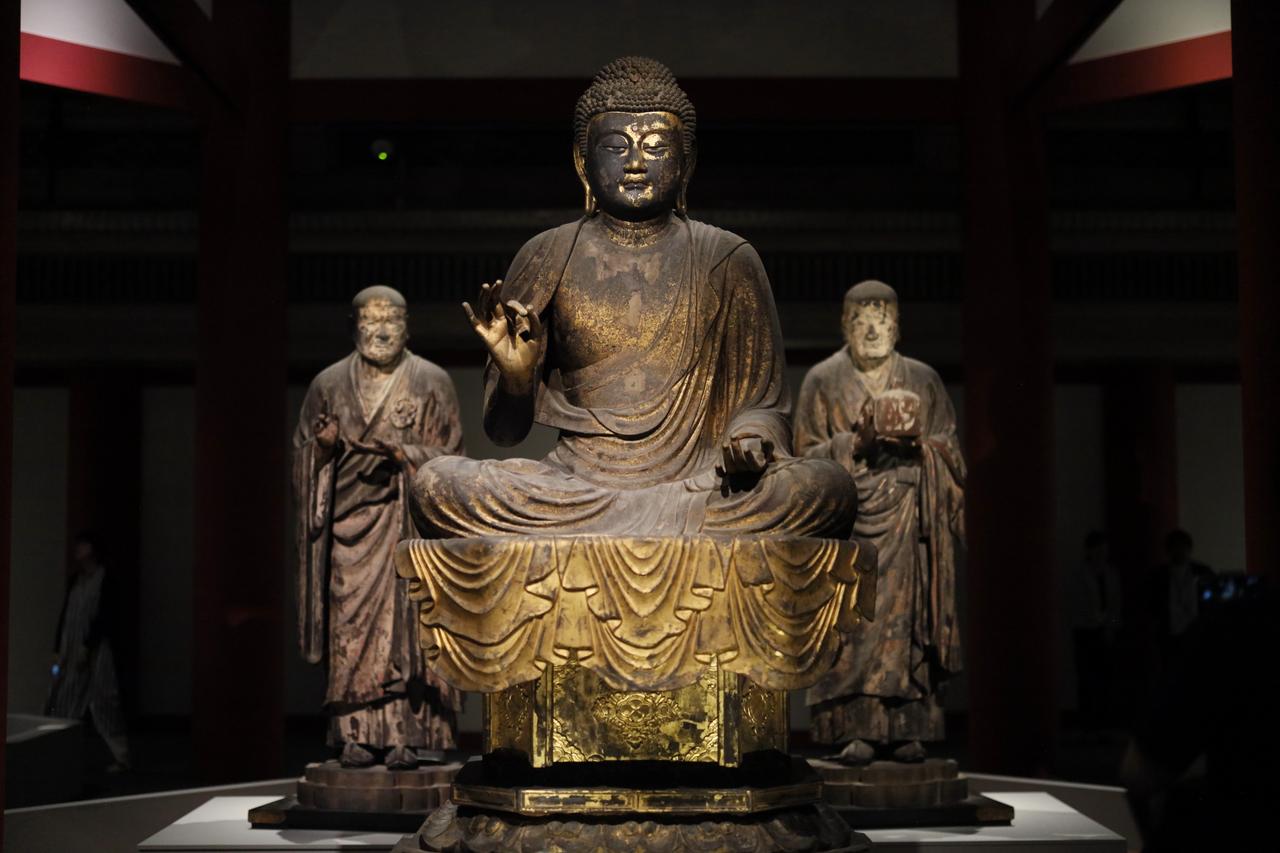 画像: 弥勒如来坐像　鎌倉時代・建暦2(1212）年　無著菩薩・世親菩薩立像　鎌倉時代・建暦2(1212）年頃　いずれも運慶作、国宝 奈良・興福寺蔵　北円堂安置