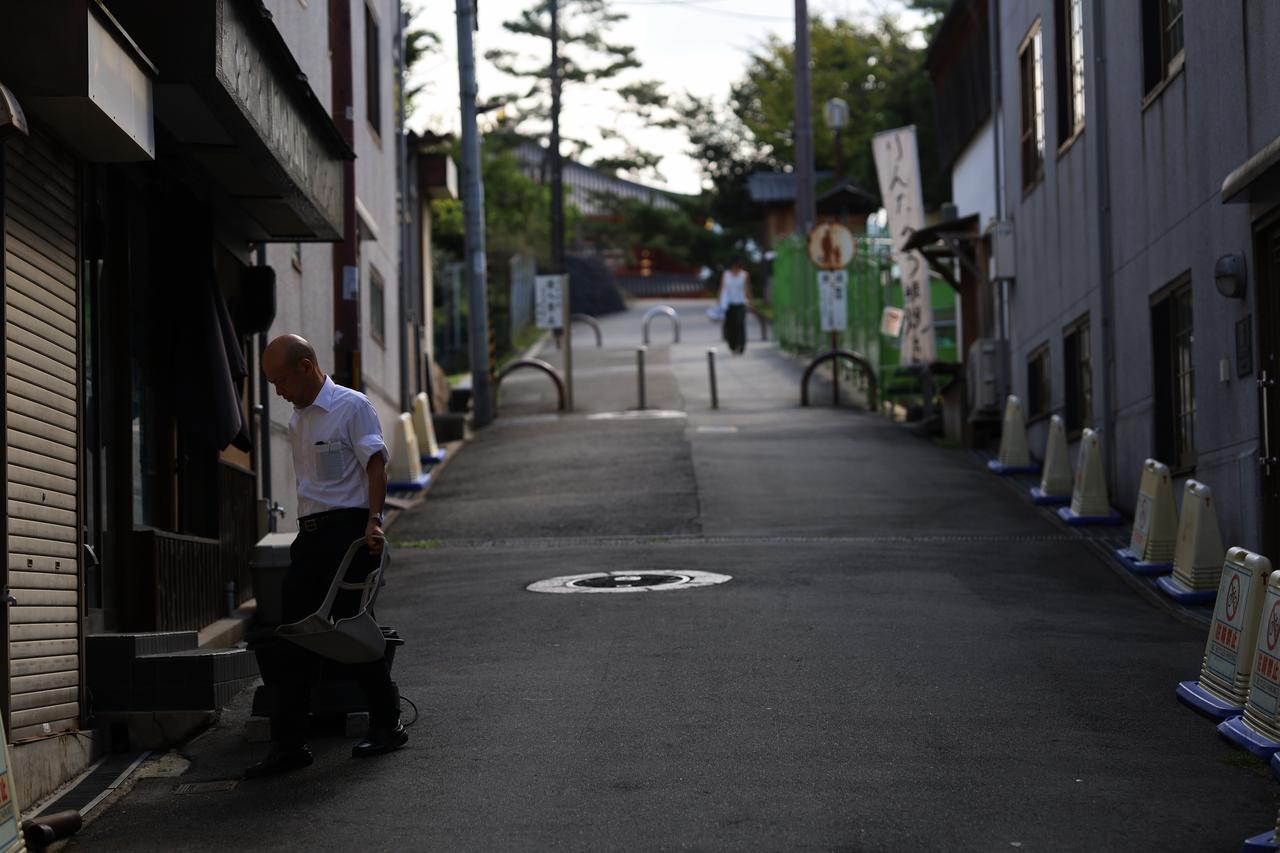 画像: 坂道の先の左手が北円堂。奥に中金堂