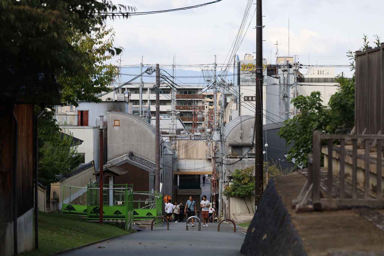 画像: 右手の石垣が北円堂の建つ高台の西端