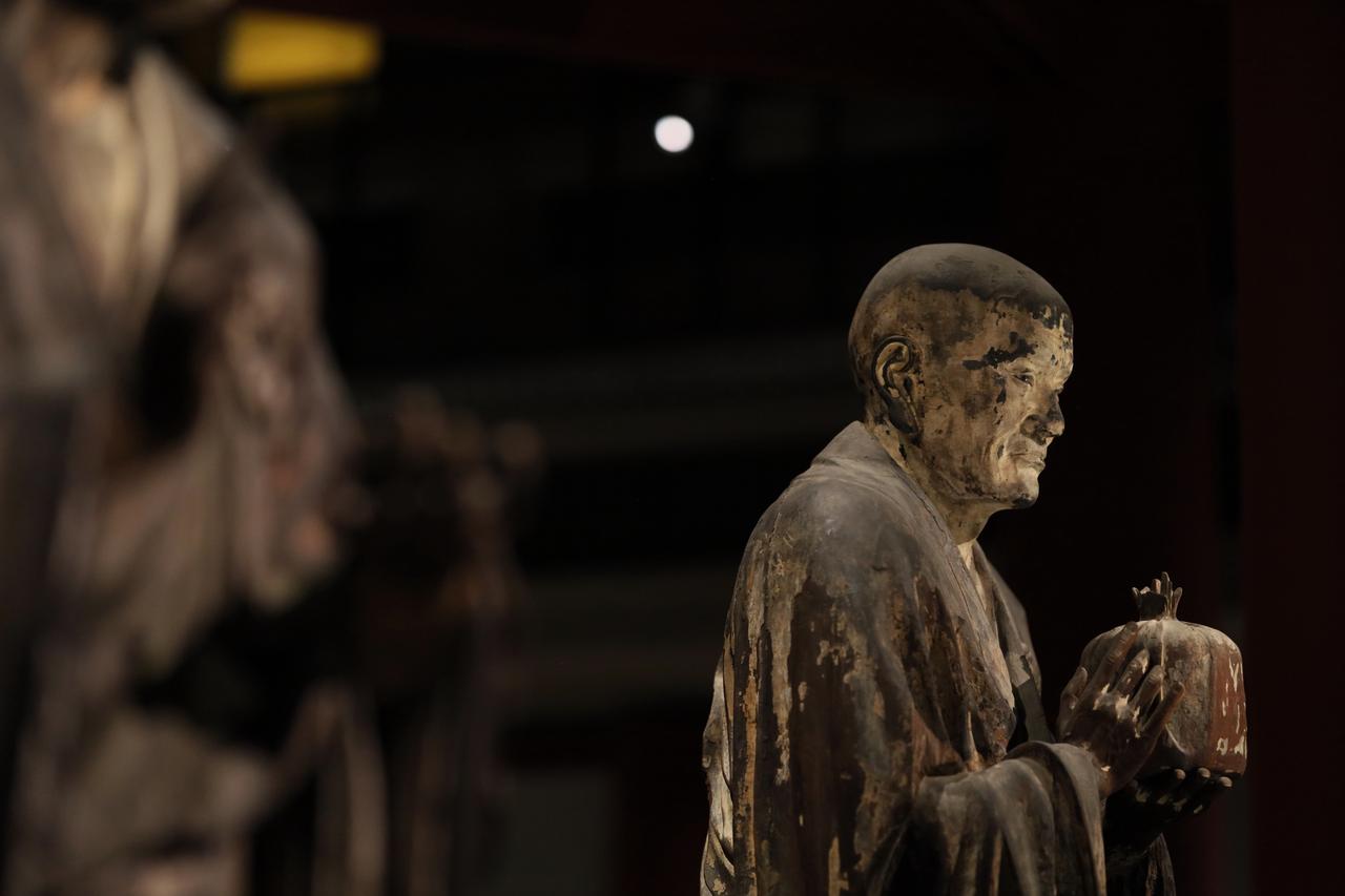 画像: 国宝 無著菩薩立像 運慶作 鎌倉時代・健暦2(1212)年頃 奈良・興福寺蔵 北円堂安置 写真はすべて撮影: 藤原敏史、会場内写真は主催者の特別な許可により展覧会紹介のため撮影 ※禁転載 Canon EOS RP, RF50mm F1.2L, RF85mm F1.2L, RF35mm F1.8 ©2025, Toshi Fujiwara