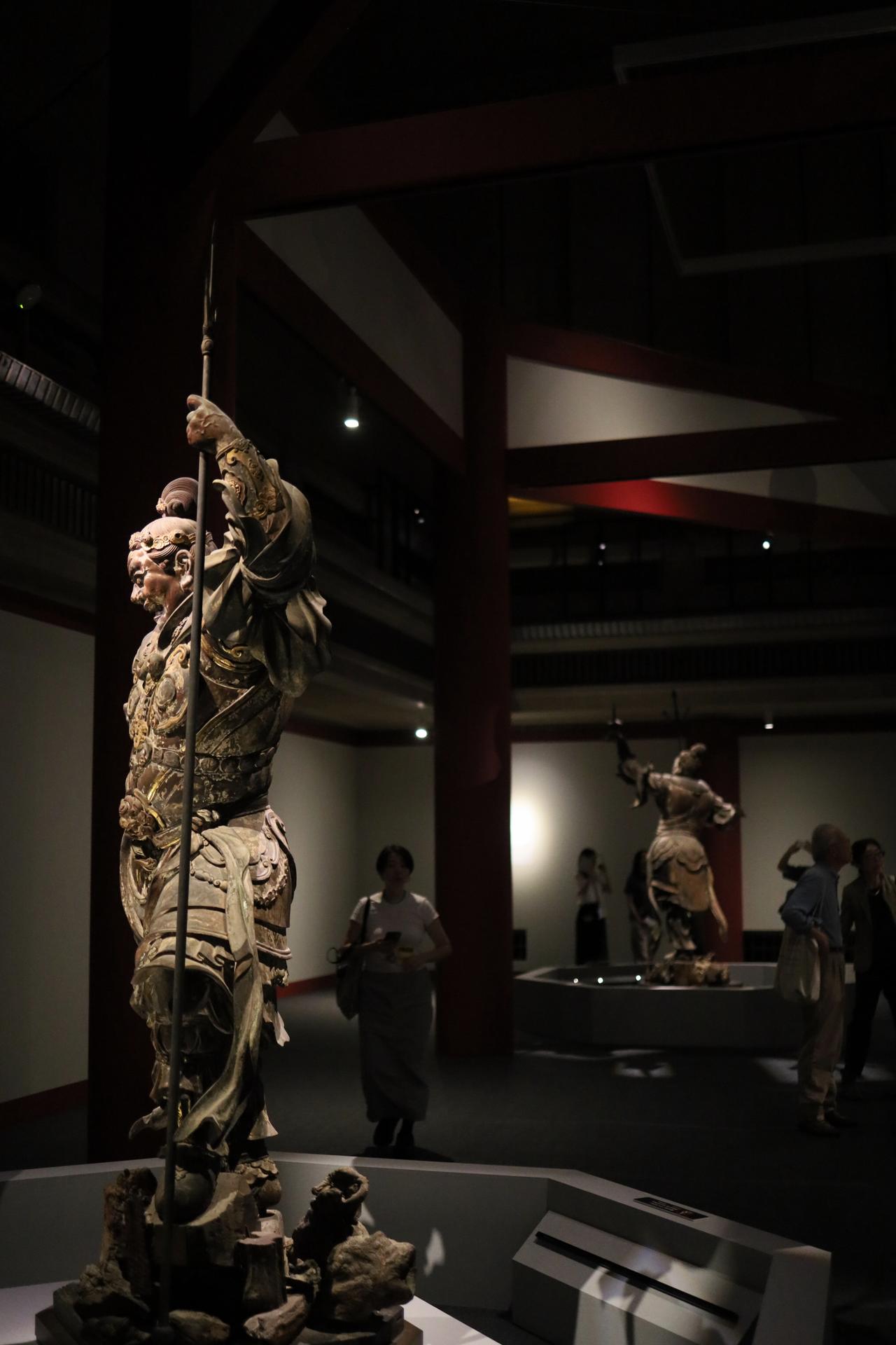 画像: 国宝 四天王立像・広目天(手前)、多聞天(奥) 鎌倉時代・13世紀 奈良・興福寺蔵