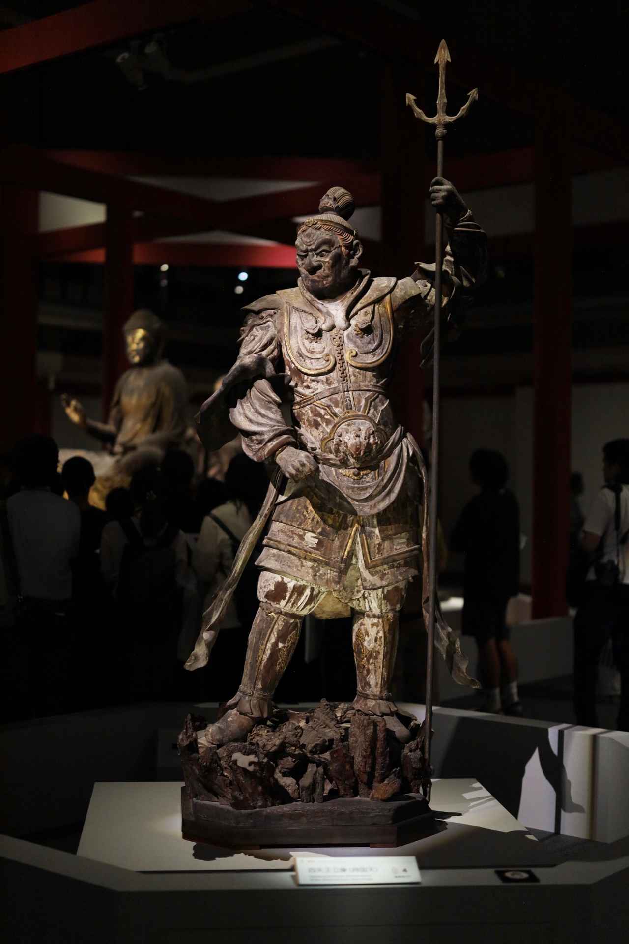 画像: 国宝 四天王立像・増長天 鎌倉時代・13世紀 奈良・興福寺蔵 背後に弥勒如来坐像