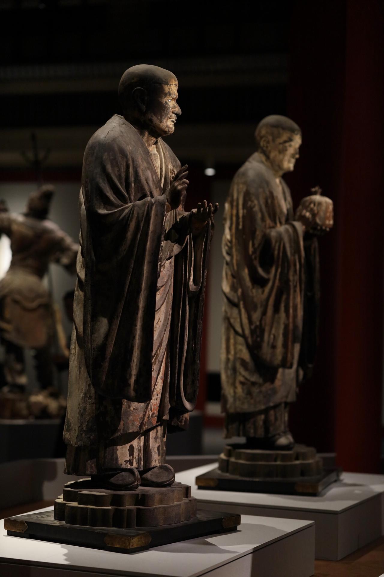 画像: 国宝 世親菩薩立像、無著菩薩立像 運慶作 鎌倉時代・健暦2(1212)年頃 奈良・興福寺蔵 北円堂安置