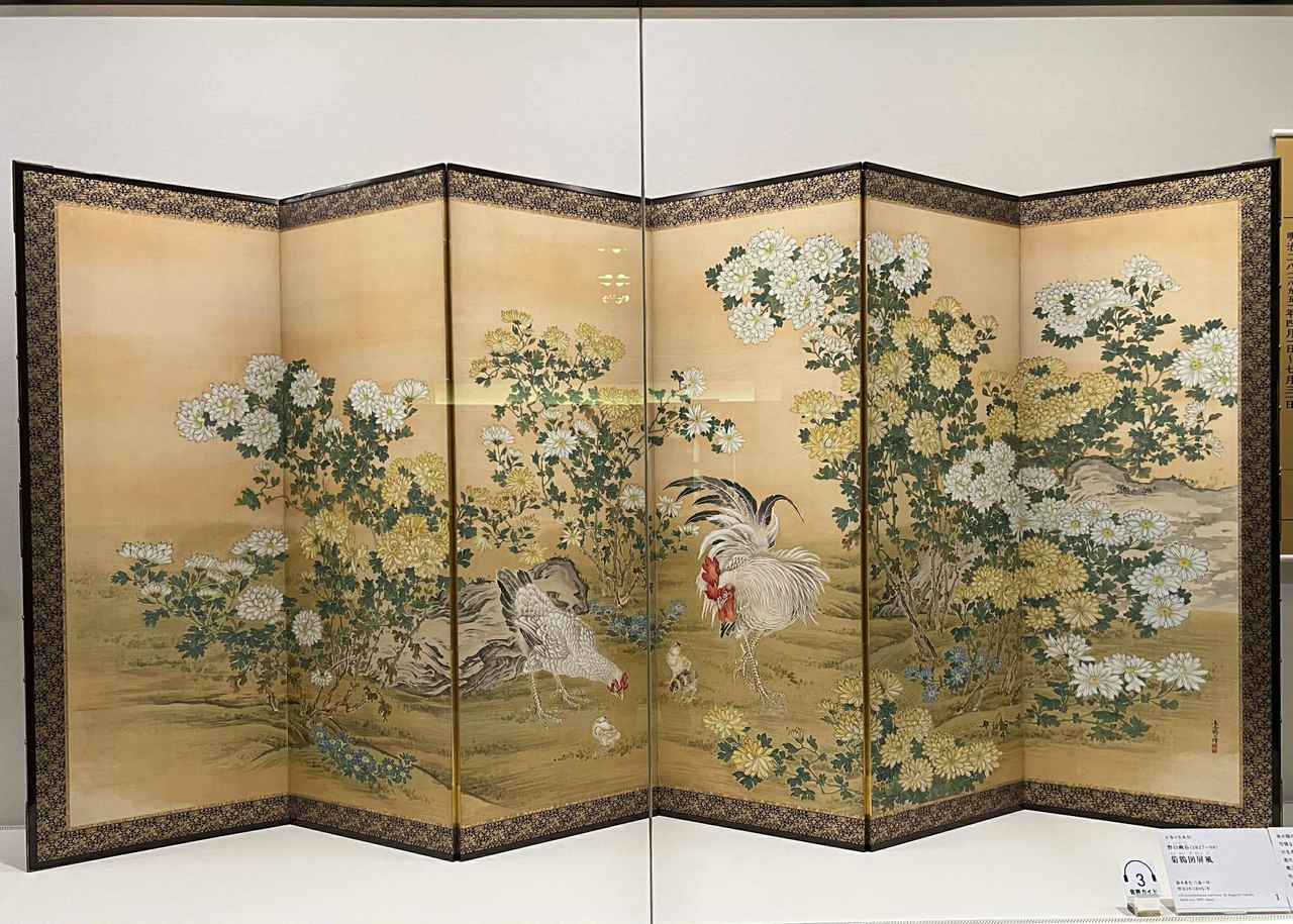 画像: 野口幽谷《菊鶏図屏風》（右隻）明治28年（1895）静嘉堂文庫美術館蔵 ※前期展示（後期：左隻展示） 静嘉堂文庫美術館「修理後大公開！　静嘉堂の重文・国宝・未来の国宝」報道内覧会にて撮影　photo by © moichi saito