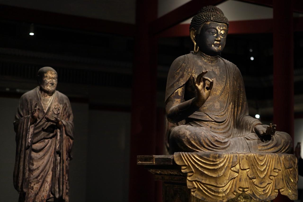 画像: 国宝 弥勒如来坐像 運慶作 鎌倉時代・建暦2年(1212) 背後に 国宝 世親菩薩立像 運慶作 鎌倉時代・健暦2(1212)年頃 奈良・興福寺蔵 北円堂安置