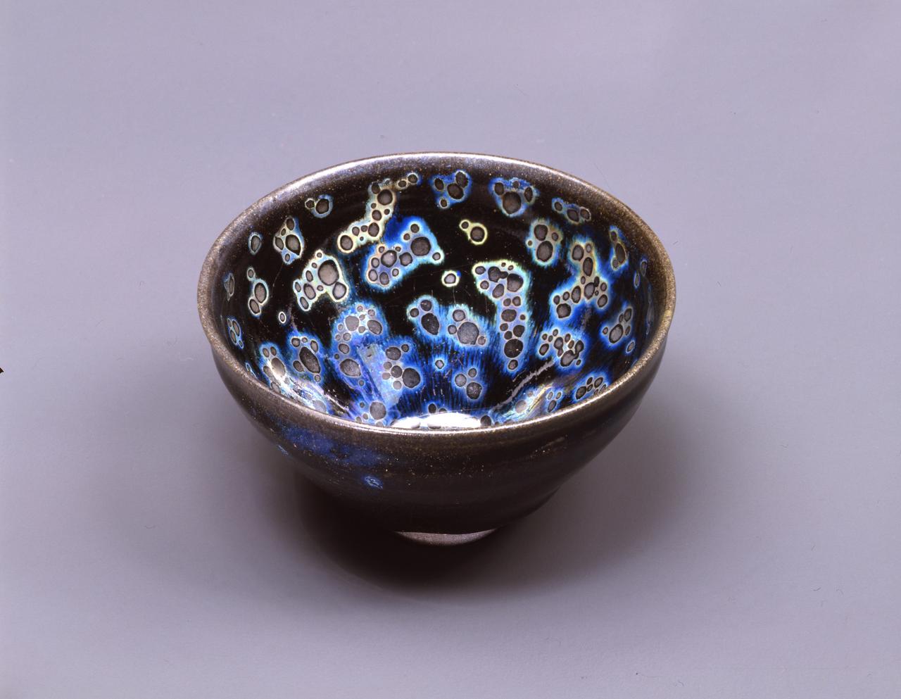 画像: 国宝《曜変天目（稲葉天目）》南宋時代（12～13世紀）静嘉堂文庫　※通期展示