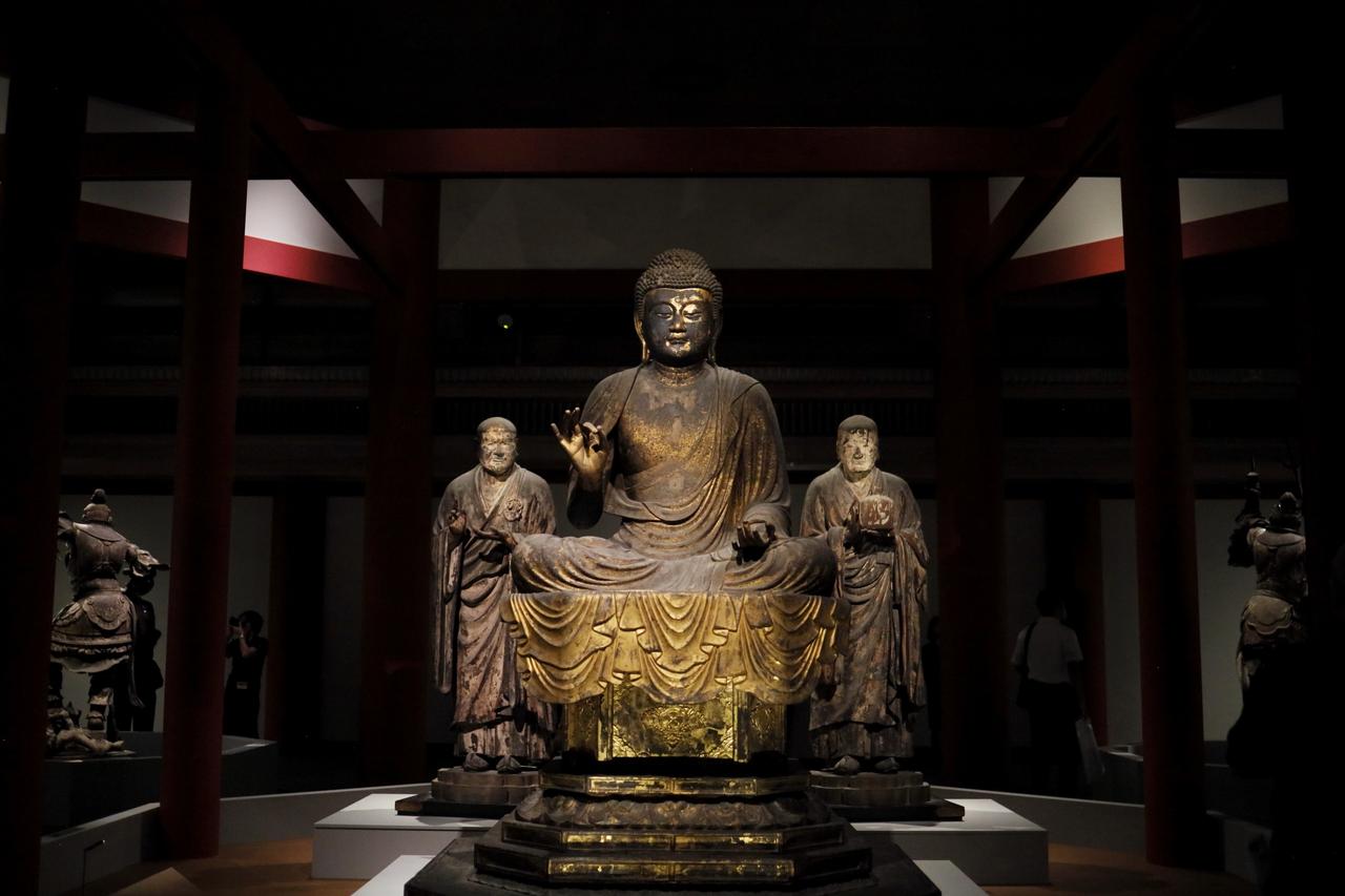 画像: 国宝 弥勒如来坐像 運慶作 鎌倉時代・建暦2年(1212) 背後に 国宝 無著菩薩・世親菩薩立像 運慶作 鎌倉時代・健暦2(1212)年頃 奈良・興福寺蔵 北円堂安置