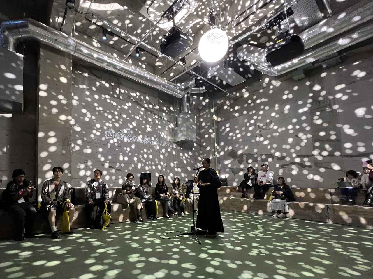 画像: 会場風景：Chim↑Pom from Smappa!Group×小室哲哉《SUN》の一場面 photo©︎moichisaito