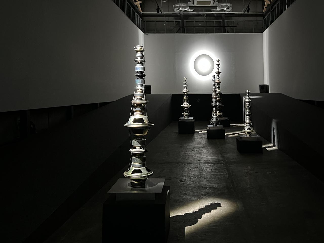 画像: 会場風景：和泉侃《嗅覚に関する展示方法のリサーチ》2025、八木良太《Stupa》2018-25、《Time Resonance》2020 photo©︎moichisaito