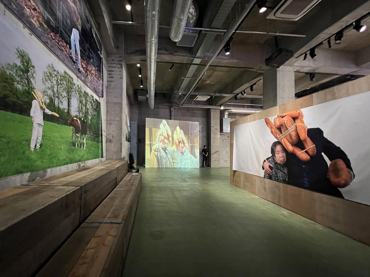 画像: 会場風景：右：折元立身《パン人間の息子＋アルツハイマーの母》1996（ギャラリー現、東京） photo©︎moichisaito