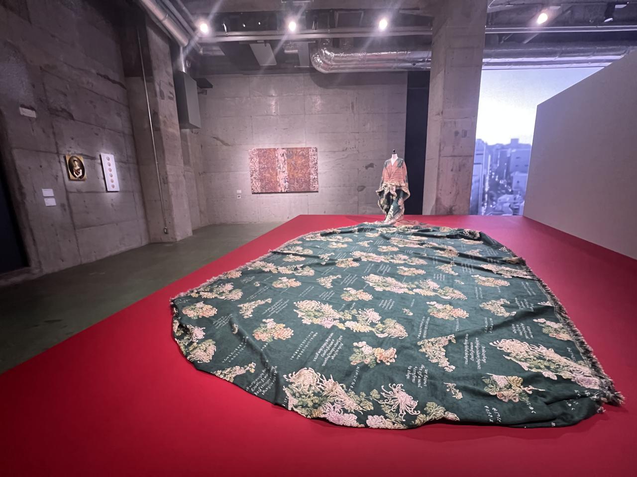 画像: 会場風景：手塚愛子《親愛なる忘却へ（美子皇后について) 》2019 photo©︎moichisaito