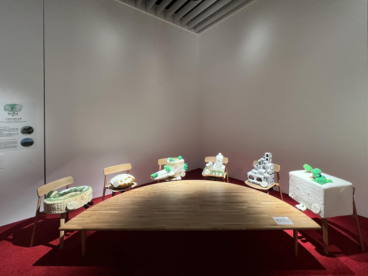 画像: 展示風景：セクション6《ぬいぐるみたちの森のざわめき》 photo©︎moichisaito