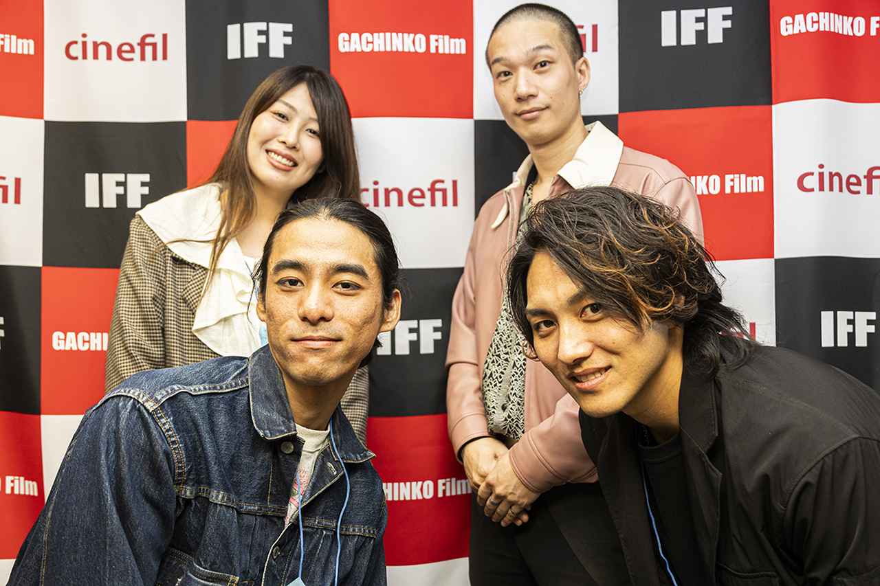 画像: 後列左より　若月海里さん（出演）/　武智央さん（出演） 前列左より　小松広季 監督　/　泉川拓馬さん（プロデューサー）