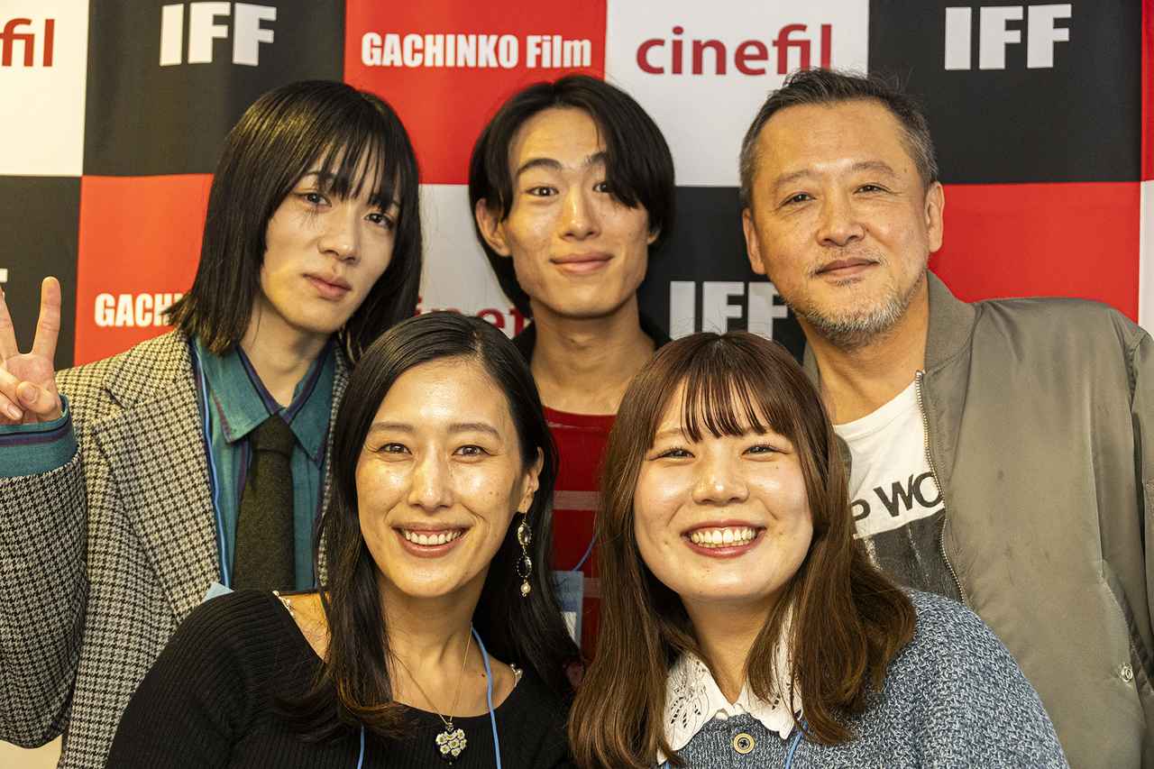 画像: 後列左より　布山悠河 監督 / 北原大也さん（出演）/　川瀬陽太さん（出演） 前列左より　澤真希さん（出演）/　水谷芽衣さん（プロデューサー）