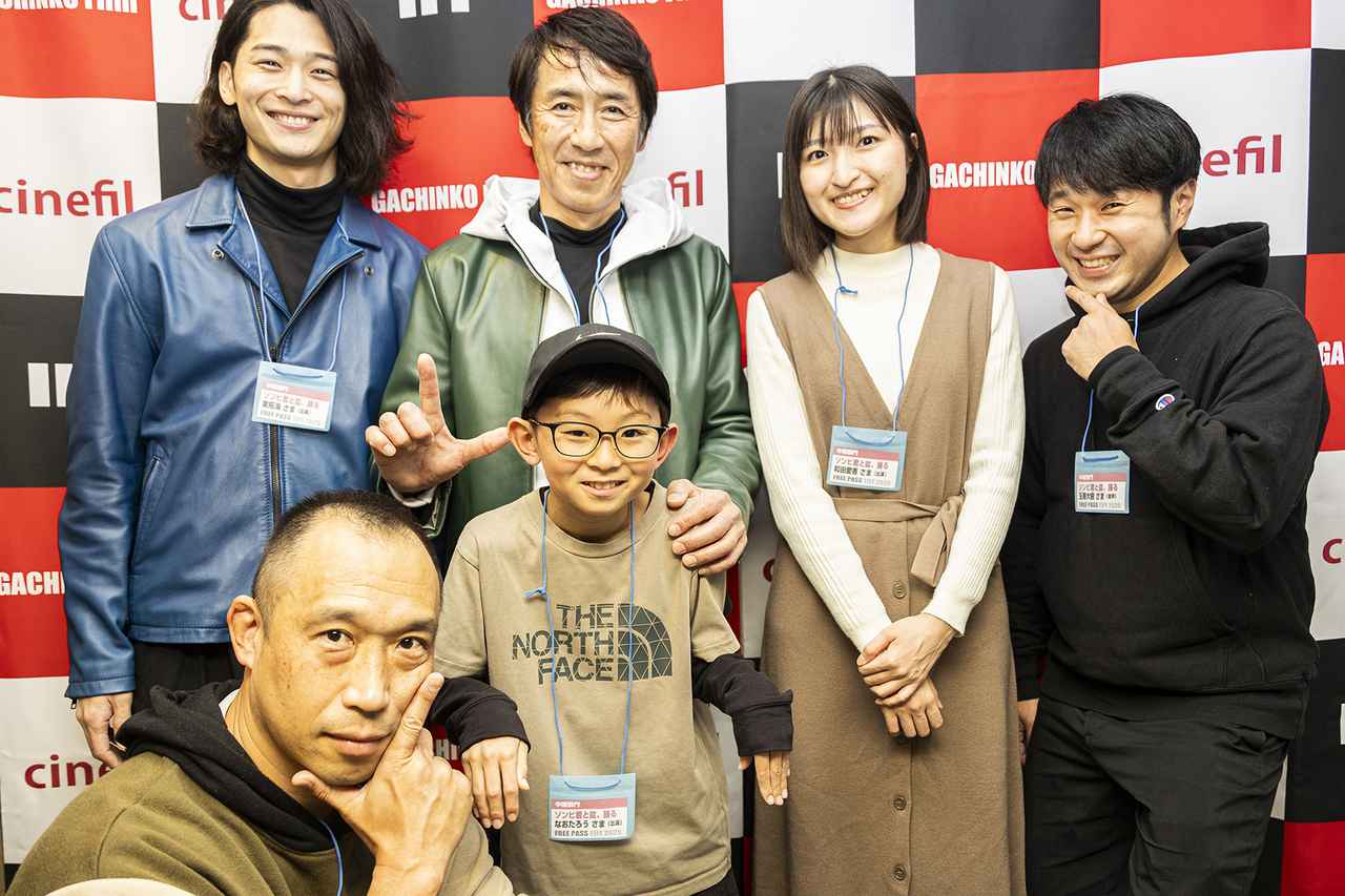 画像: 後列左より　東拓海さん（出演）/　高山広さん（出演）/　和田愛香さん（出演）/　玉寄大樹さん（音声） 前列左より　山後勝英監督　/　なおたろう さん（出演）