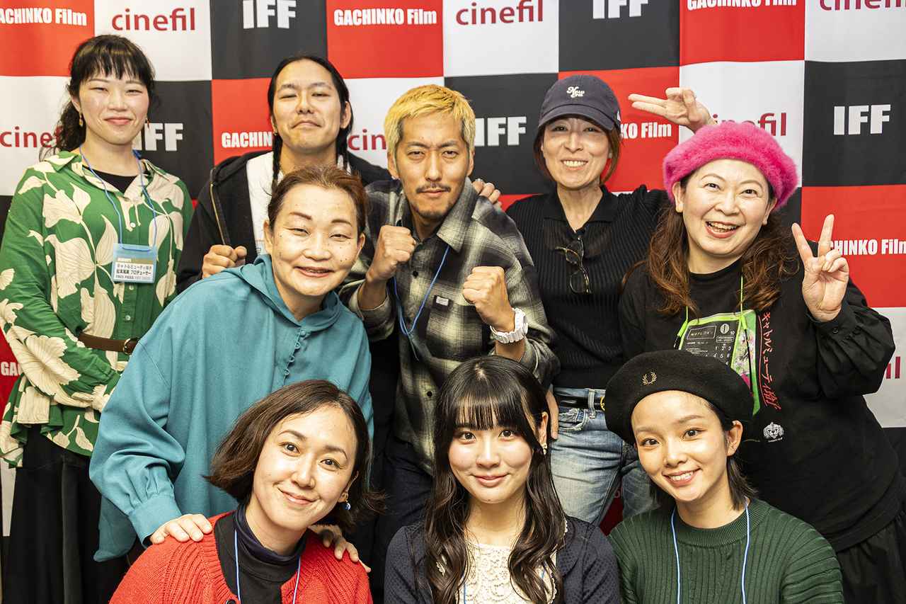 画像: 後列左より　松本晃実さん（プロデューサー）/　髙橋篤弘さん（出演）/　加茂美穂子さん（出演） 中列左より　大高洋子さん（出演） /　山口改 監督 /　獣神ハルヨさん（出演） 前列左より　田川恵美子さん（出演）　前田茉羽さん（出演）/　米村真理さん（出演）