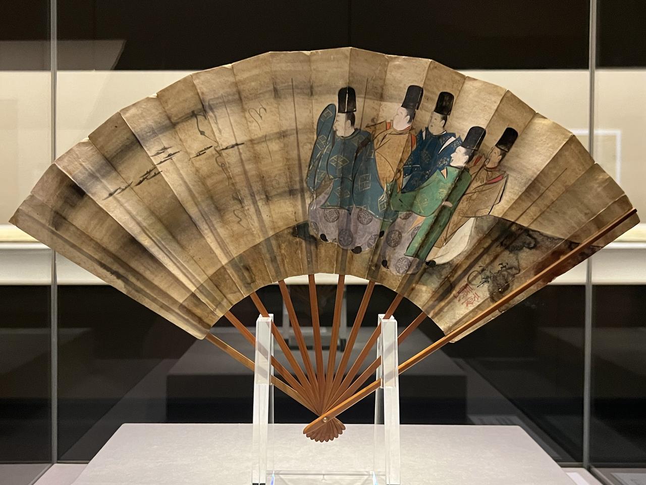 画像: 展示風景：鈴木其一・絵、酒井抱一・書　伊勢物語歌絵扇子　江戸時代・19世紀　個人蔵　表裏に其一の絵と抱一の書がある師弟共作の扇子 photo©︎moichisaito