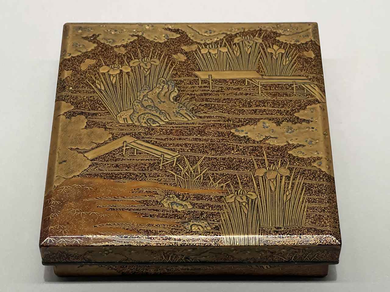 画像: 展示風景：八橋蒔絵硯箱　江戸時代　17世紀　サントリー美術館蔵 photo©︎moichisaito