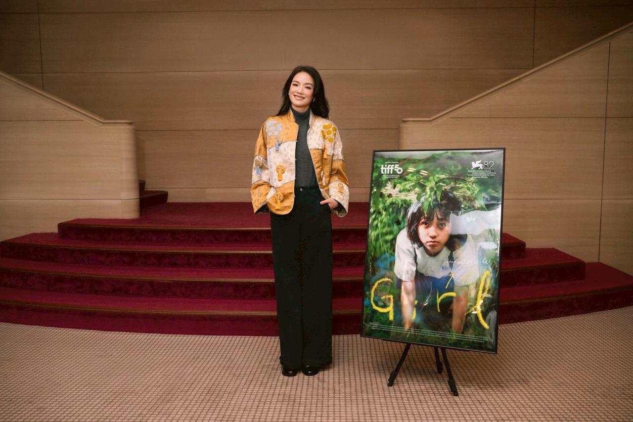 画像: スー・チー監督と『女の子(女孩)』ポスター