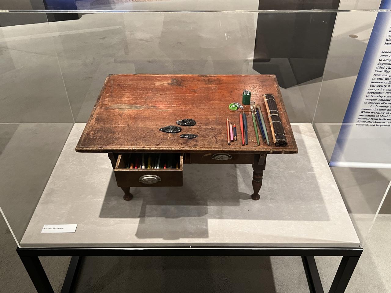 画像: 展示風景:少年時代に遠軽の実家で使用していた机 photo©︎moichisaito