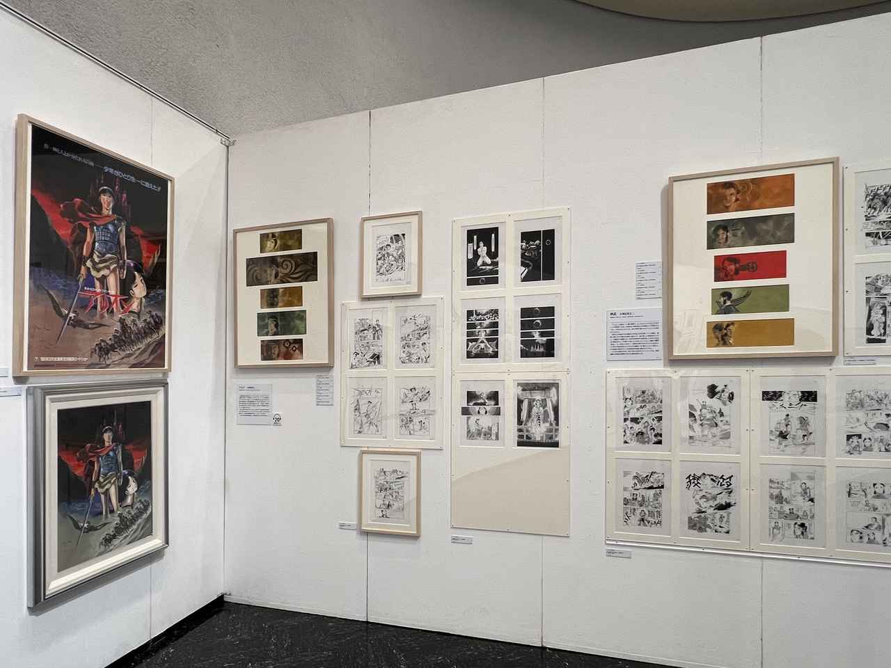 画像: 展示風景:左に安彦良和自身が原作者である劇場版アニメ『アリオン』の原画、他は歴史漫画のコーナー photo©︎moichisaito