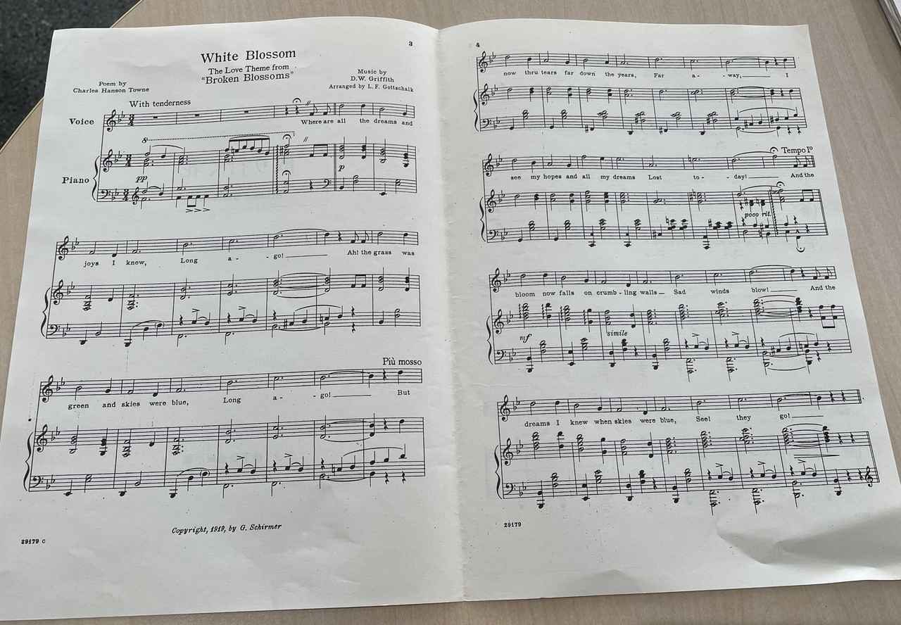 画像: グリフィス作曲による『散りゆく花』のテーマ曲「ホワイト・ブロッサム」