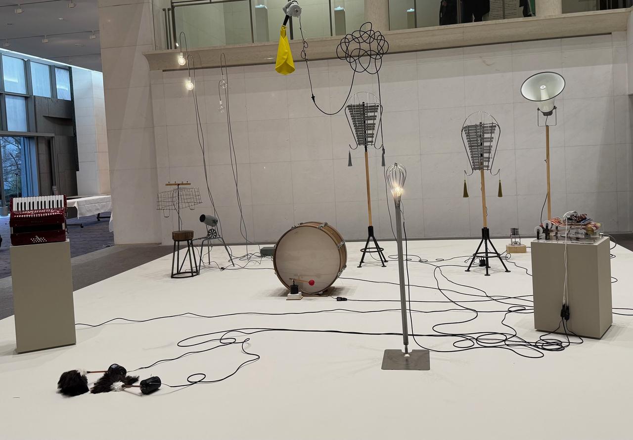 画像: 毛利悠子《パレード》2011-17年　京都国立近代美術館　2025年12月19日「セカイノコトワリ―私たちの時代の美術」内覧会にて撮影　photo by © cinefil