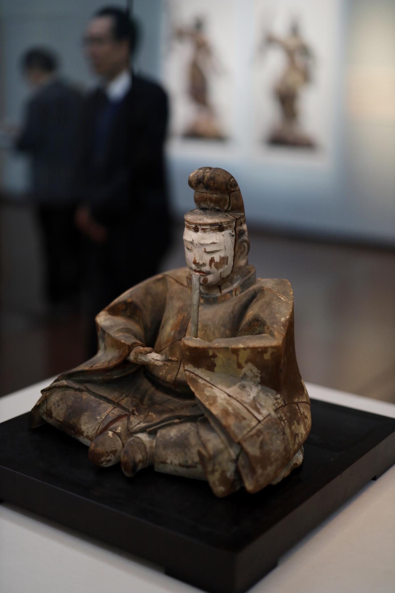 画像: 大津皇子坐像 鎌倉時代・13〜14世紀 奈良・薬師寺 重要文化財 令和6年度修理 国庫補助 大津皇子は天武天皇の息子で、母は皇后でのちの持統天皇となる鸕野讚良皇女の早逝した姉。天武天皇の崩御直後に謀反を疑われてわずか24歳で自害に追い込まれた。天武天皇が鸕野讚良の病気平癒を祈願して創建した薬師寺では特別な役割と位置付けのある像で、ブロック状のパーツを組み合わせた構造も特殊。修理は現状維持の観点からその木材の区切れが分かるように行われた。