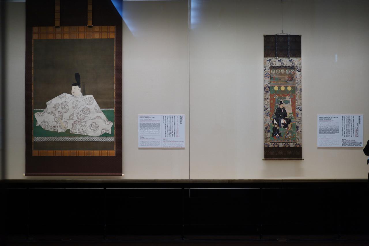 画像: 展示風景 左）鳥羽天皇像 和歌山・根来寺 重要文化財 右）藤原鎌足像 奈良国立博物館