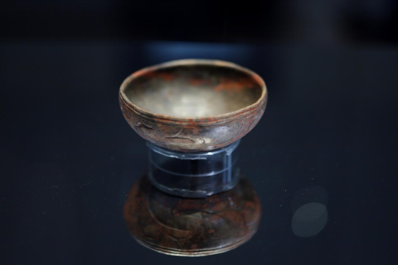 画像: 赤彩浅鉢形土器（青森県寺下遺跡出土） 縄文時代 奈良国立博物館 令和6年度 財源：運営費交付金 こうした土器は発掘時にはバラバラの破片の状態で、修理ではいったんバラして洗浄の上、最新の最適な接着剤で繋ぎ直すことで本来の形を取り戻す。