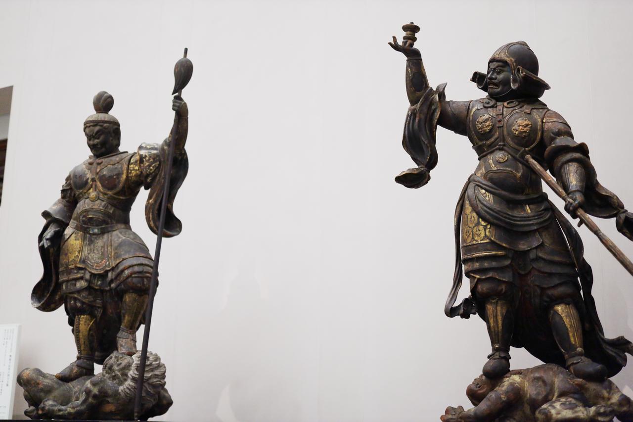 画像: 左）持国天：滋賀・MIHO MUSEUM　右）多聞天：奈良国立博物館　いずれも 重要文化財