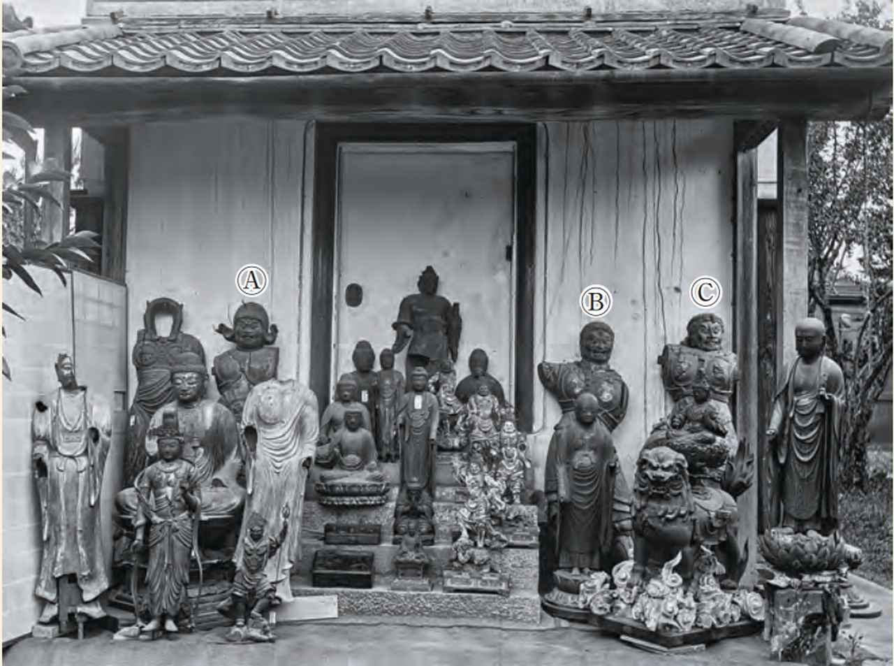 画像: 古写真 奈良・興福寺(リーフレットに掲載) Ⓐは頭部が多聞天、体部が持国天。 Ⓑは頭部が増長天、体部が多聞天。 Ⓒは頭部が持国天、体部が増長天