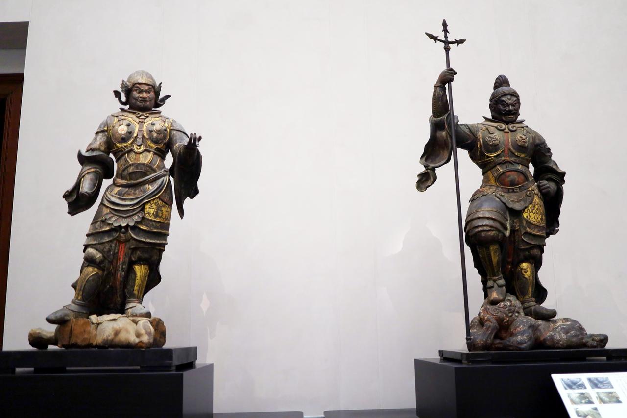 画像: 四天王立像 平安〜鎌倉時代・12〜13世紀 旧興福寺伝来 重要文化財 左)広目天 奈良・興福寺 右)奈良国立博物館