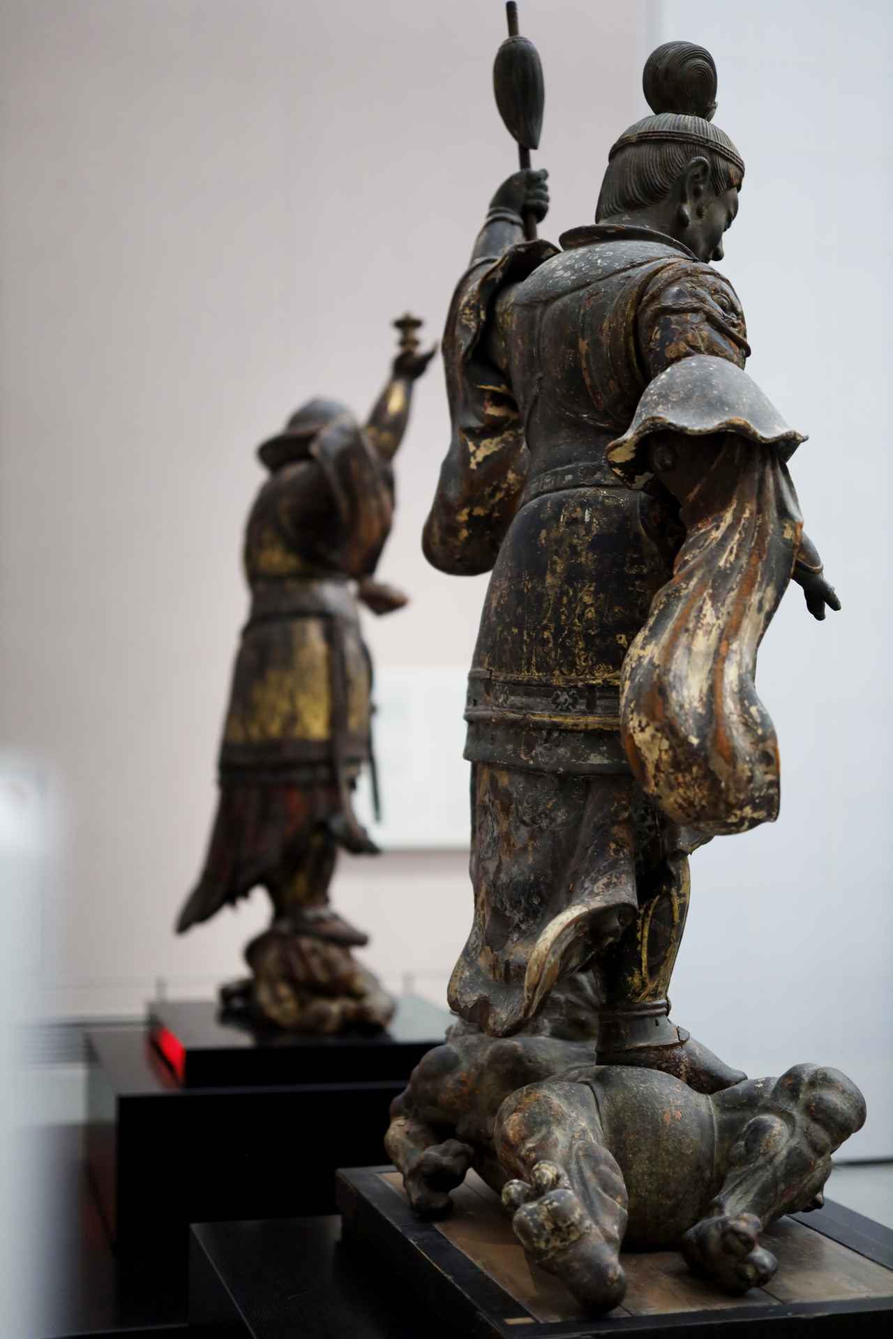 画像: 四天王立像 平安〜鎌倉時代・12〜13世紀 興福寺伝来 重要文化財 手前)持国天 滋賀・MIHO MUSEUM 奥)多聞天 奈良国立博物館 写真:藤原敏史、主催者の特別な許可を得て撮影 ※転載厳禁 photos: ©2026, Toshi Fujiwara. Canon EOS RP, RF50mm F1.2L, RF85mm F1.2L, RF35mm F1.8