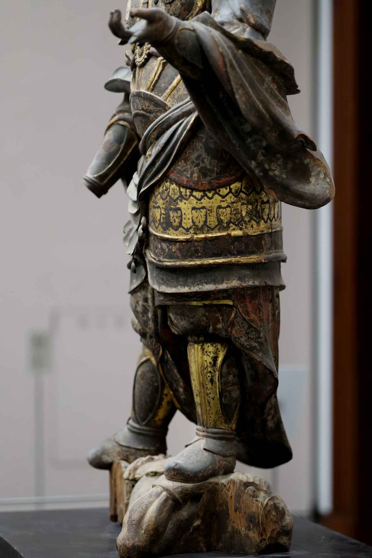 画像: 四天王立像（広目天）平安〜鎌倉時代・12〜13世紀 奈良・興福寺（奈良国立博物館寄託）　重要文化財 胸の前にかかげた手は巻物を持っていたとしたら納得できる。下げ気味の右腕の手先は失われているが、筆を持っていたのではないか？