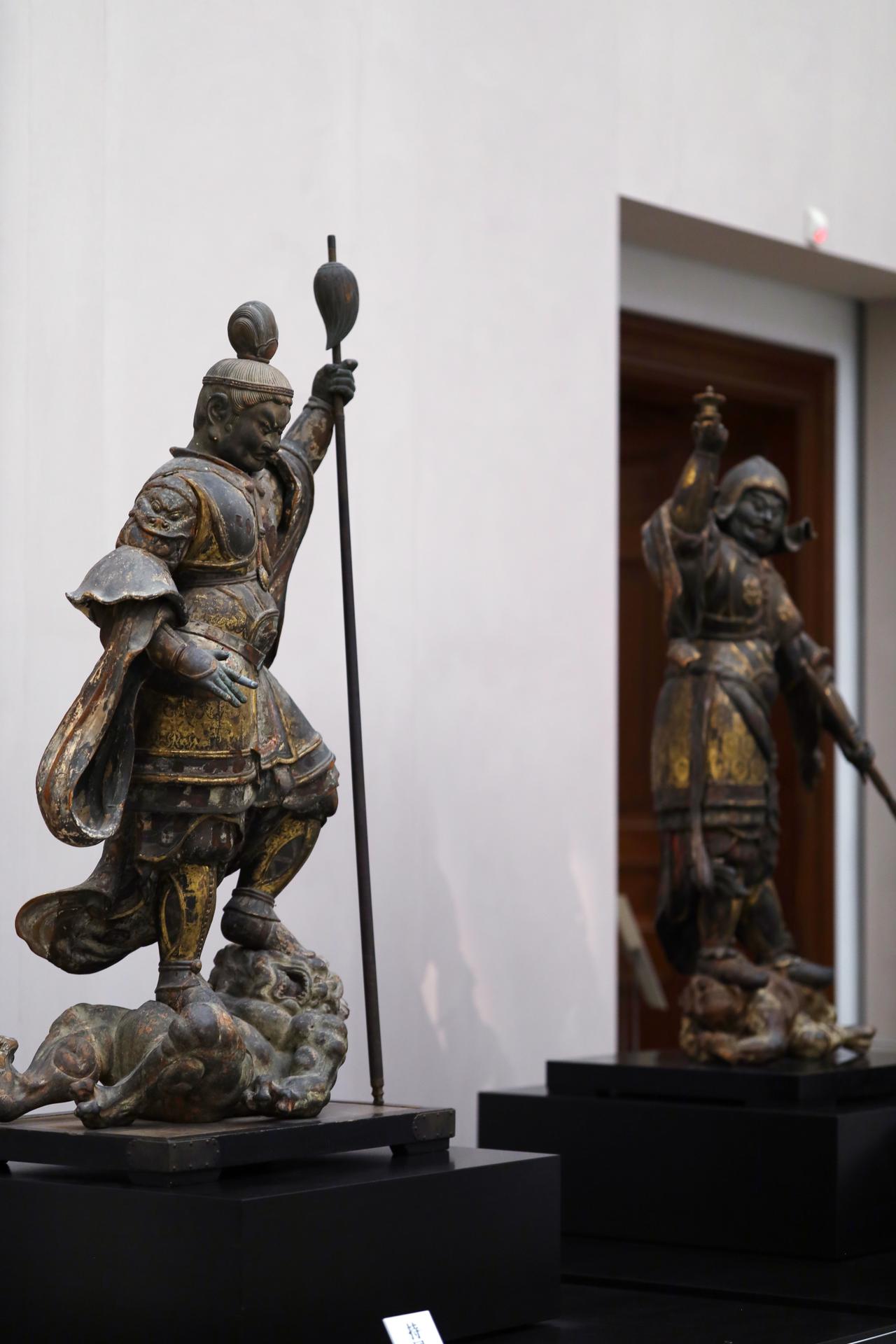 画像: 四天王立像 平安〜鎌倉時代・12〜13世紀 旧興福寺伝来 重要文化財 左)持国天 滋賀・MIHO MUSEUM 右)多聞天 奈良国立博物館