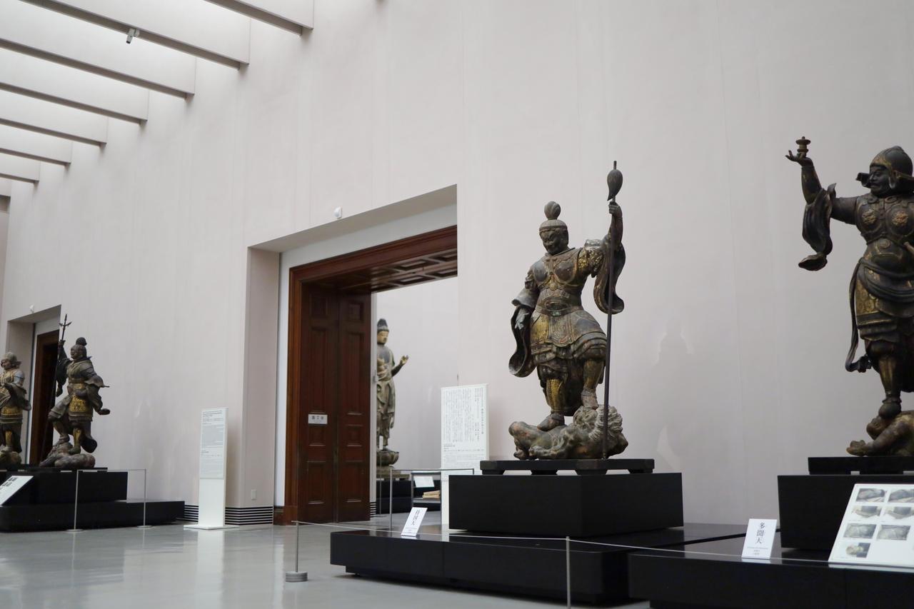 画像: 四体がずらりと並ぶ展示風景