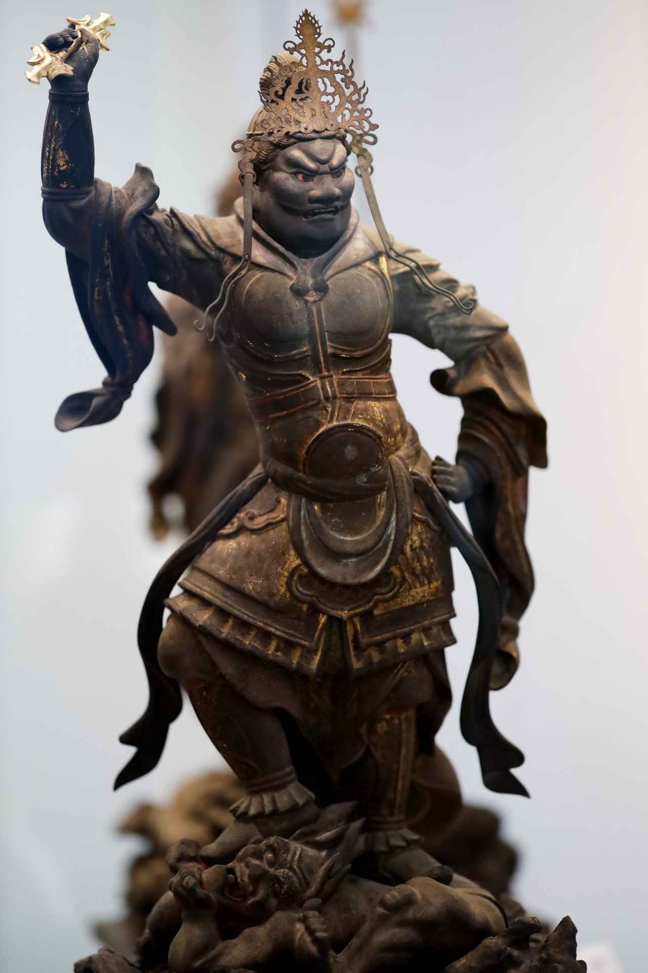 画像: 四天王立像（持国天） 鎌倉時代・13世紀　京都・現光寺 京都府指定文化財 全身だけ見ていると、股の間の模様などは明暗でどうしても見落としてしまう。