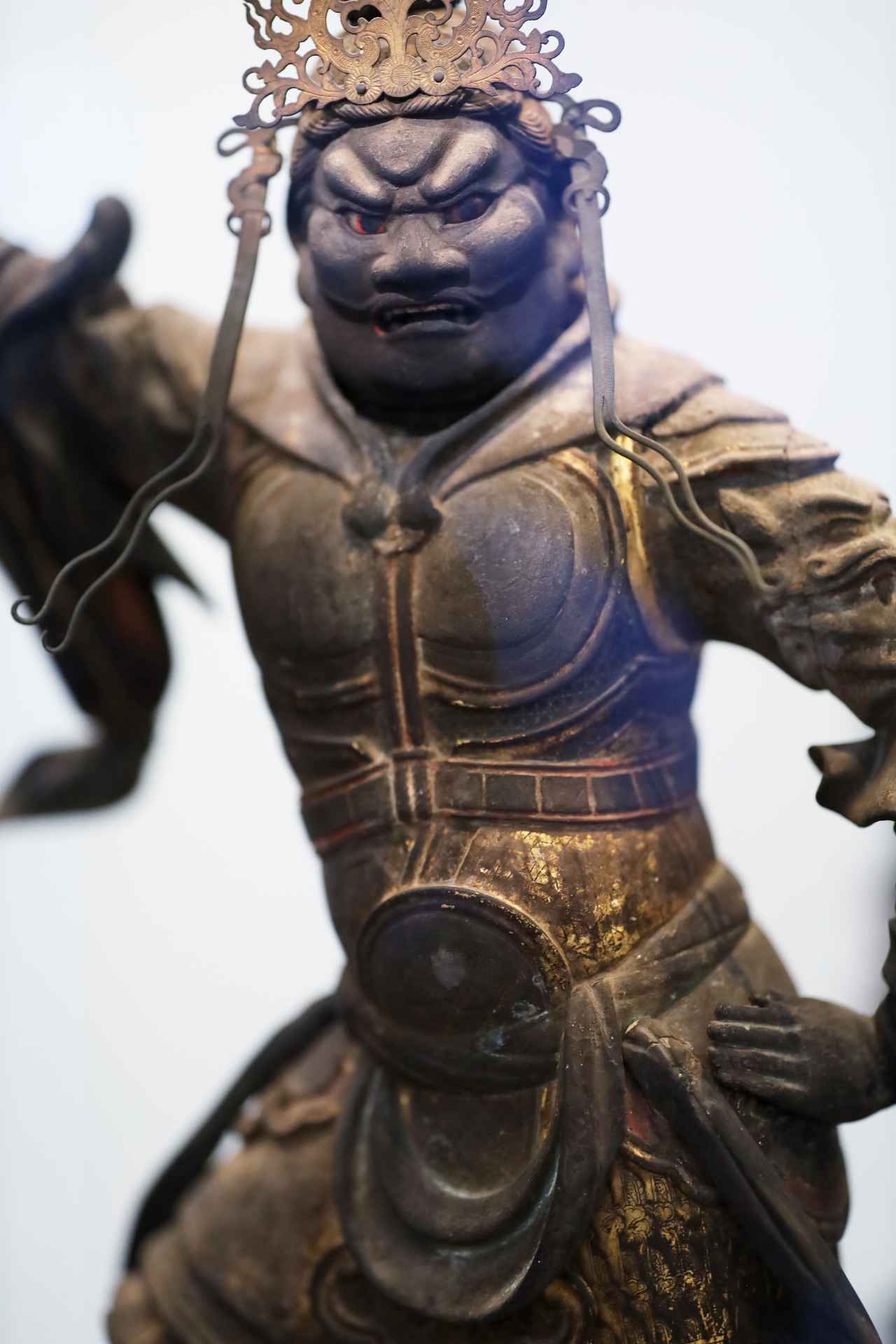 画像: 四天王立像（持国天） 鎌倉時代・13世紀　京都・現光寺 京都府指定文化財 令和5〜6年度修理 京都府補助、木津川市補助 写真はすべて撮影：藤原敏史 ©2026, Toshi Fujiwara 主催者の特別の許可を得て撮影・転載厳禁 Canon EOS RP, RF85mm f1.2L, RF50mm f1.2L