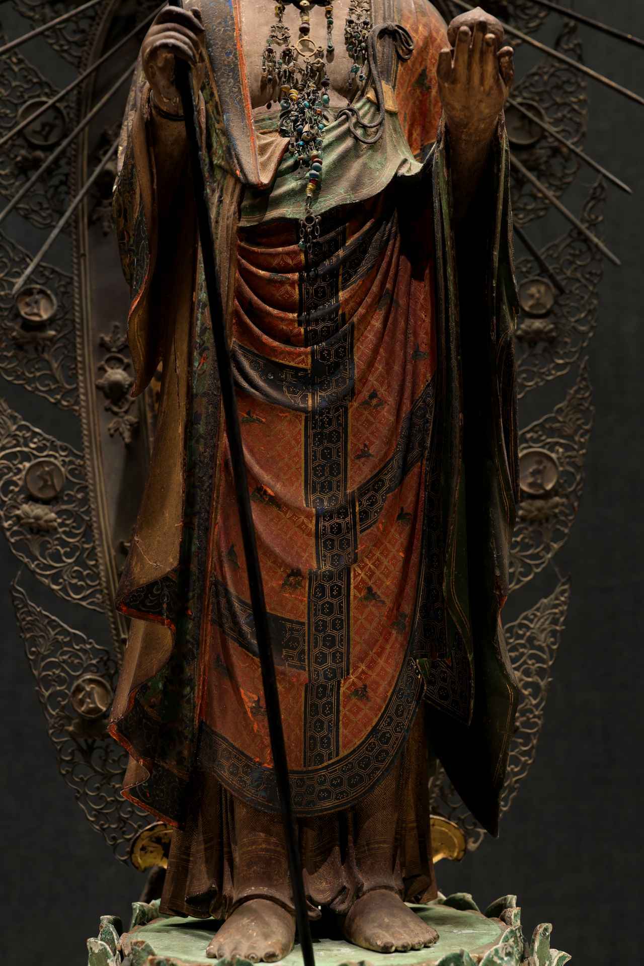 画像2: 800年前の鮮烈な色と彫刻の超絶技巧